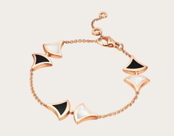 Браслет виконаний з 18-каратного рожевого золота, перламутру і онікса