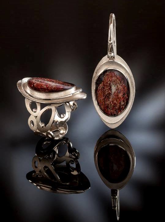 Підвіска і кільце виконані зі срібла, діамантів і класичної ювелірної емалі