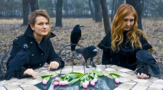 Щирість, професіоналізм (колишні бухгалтери стали відомими музикантами, коли зважилися цілком присвятити себе творчості), витончений кельтський стиль у всьому візуальному, від афіш до костюмів, щедрі шанувальники, готові підтримати випуск нових альбомів фінансовими пожертвами - все крауд-проекти групи виявлялися успішними