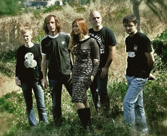 Жанри, в яких працює група - дрім-поп, інді, етеріал