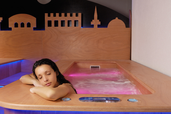 Потужне вплив бульбашок або струменя води на проблемні зони тонізує шкіру, стимулює обмін речовин, спалювання жиру і виведення токсинів