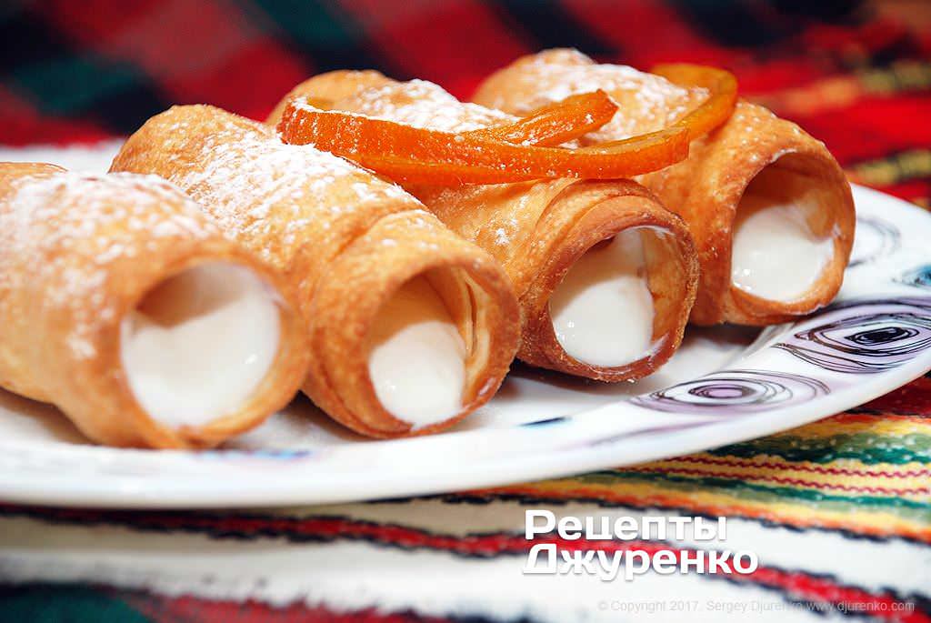 Італійський десерт каннолі з рікоттою - вершина насолоди, гармонія смаку