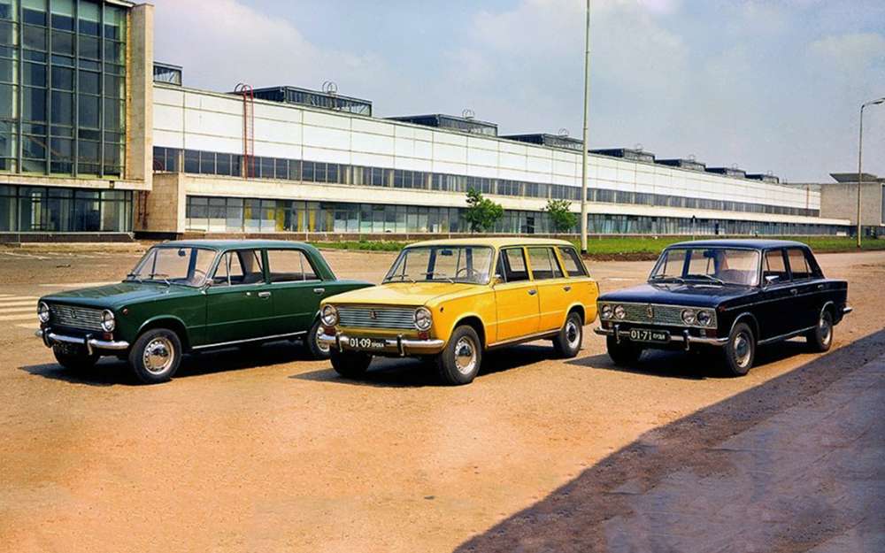 - «За кермом» розповідає про машинах, які свого часу сміли кордону і стали родоначальниками нових класів