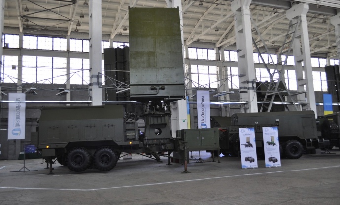 В Укроборонпрому розповіли, що автоматизований комплекс оснащений високочутливими акустичними сенсорами, які дозволяють визначити позицію ворожої артилерії і місця розривів снарядів на відстані в кілька десятків кілометрів