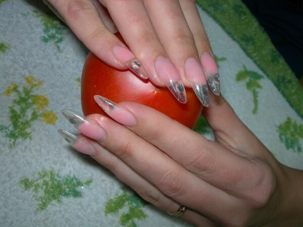 Сьогодні кожна жінка при бажанні може мати довгі і стильні нігтики