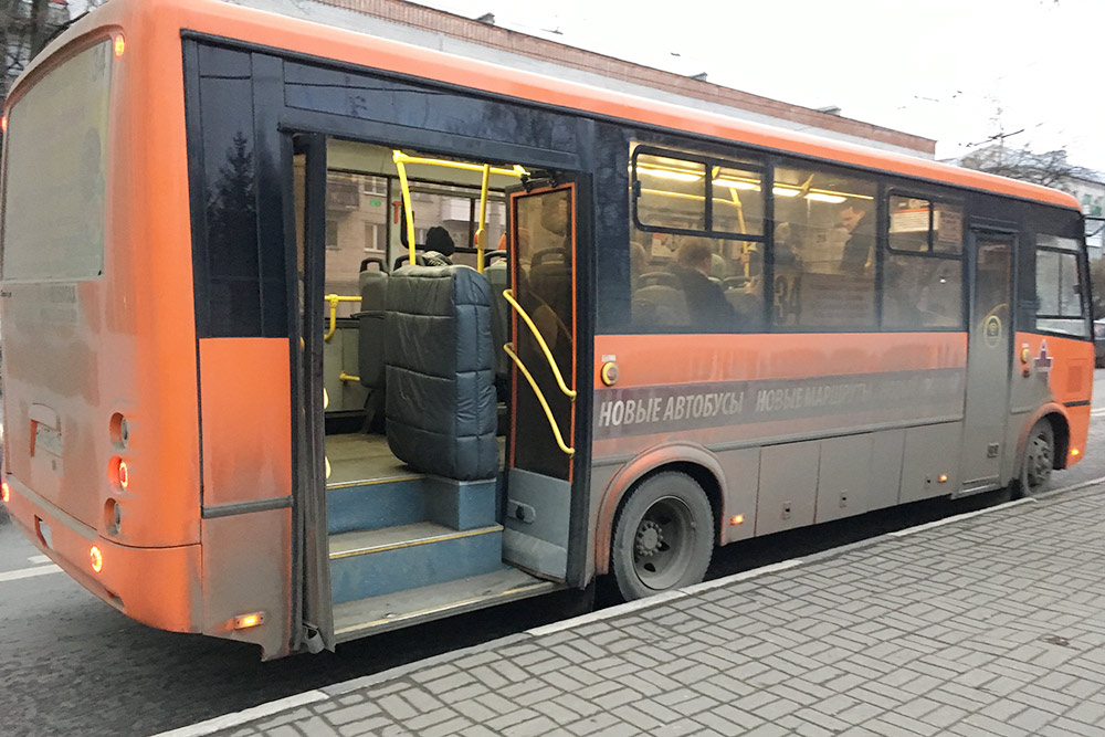 Хтось залишив «Делімобіль» на парковці ТЦ в центрі міста   Автобус ПАЗ в новому дизайні