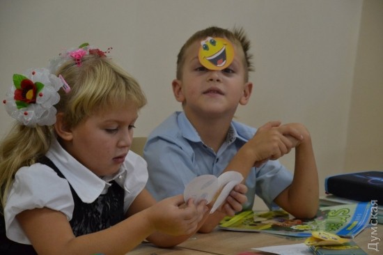 Оцінювання знань в першому класі теж проводиться вербально і візуально - учитель може просто похвалити дитину, назвавши «молодцем» або «ласкаві», а може наклеїти в зошит кілька смайликів