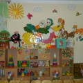Оформлення стін у дитячому садку своїми руками   У кімнатах дитячого садка для затишку та радості наших дітей, має бути присутнім красиво оформлені стіни