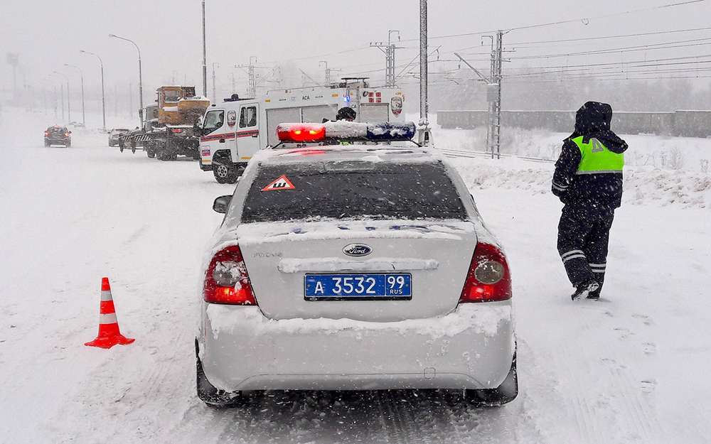 У Мережі з'явилося відео, на якому військовий суддя, зробивши в нетверезому стані ДТП, в результаті якого була серйозно поранена дівчина, намагається зам'яти те, що трапилося