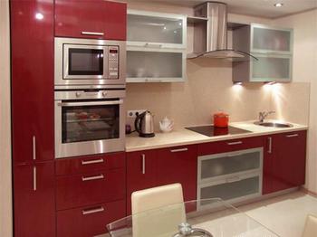 Для того щоб простір кухні поєднувалося з кімнатою в першу чергу треба придумати дизайн