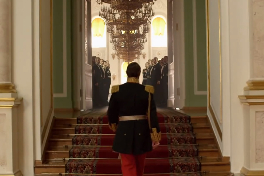 8 серій по 50 хвилин тримаються на інфографіку (непоганий, але, як мені здалося, злегка набридливої), малюнках (хороших) і кліпових зйомках - красивих, але абсолютно безглуздих (як завжди)