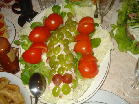 Ну ось - хотіли змійку зробити, спеціально взяла рецепт, в який входить зелений виноград - хотіла двох зайців вбити - викласти шкурку змії однією зі складових