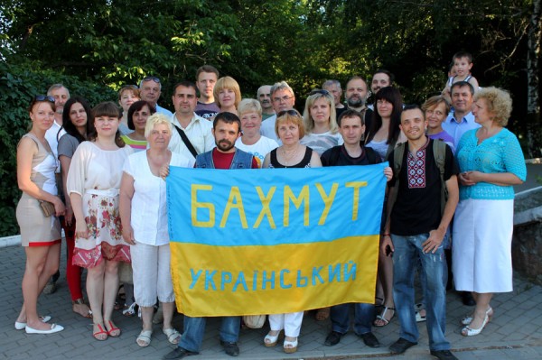 - Звістка, що Городоцькі волонтери назвали в нашу честь броньовик, спочатку збентежила, а потім я відчула радість і тривогу - говорить чи не найактивніший волонтер Артемівська Олена Лав - Радість - тому що дуже приємно, що колеги-волонтери так високо оцінили роботу моєї прифронтовій організації, а тривога - так як я подумки вже з екіпажем «Бахмута» і дуже хвилююся за кожного з хлопців