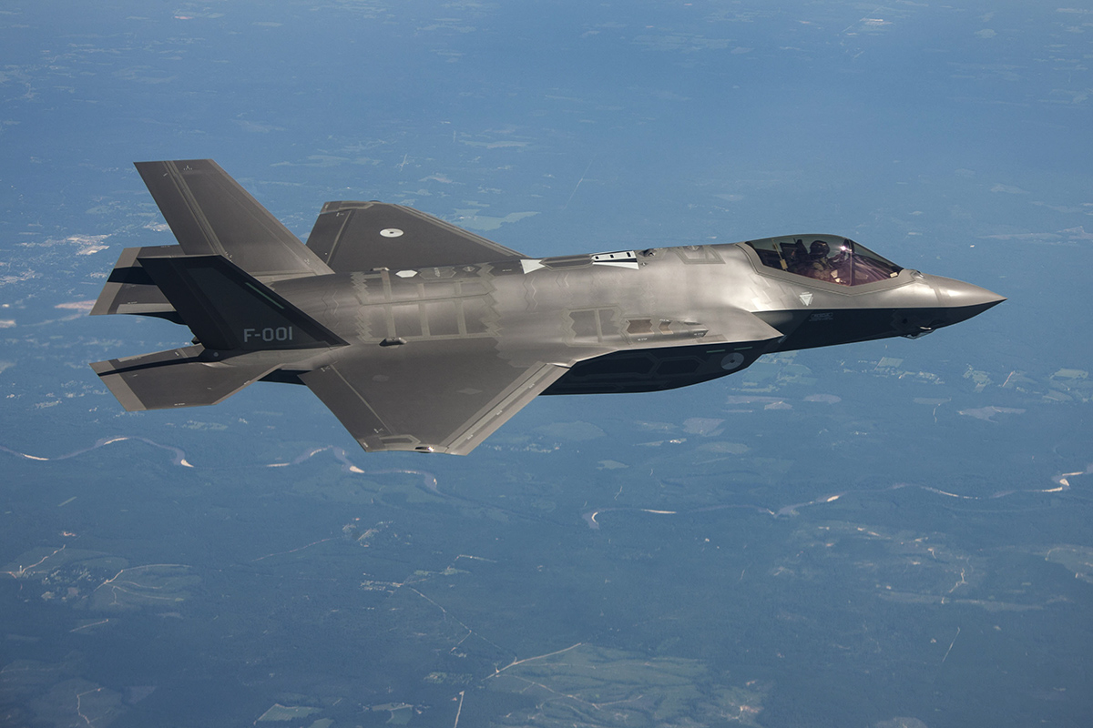 За словами представників індійських ВПС, єдиним плюсом Cу-57 є його висока маневреність