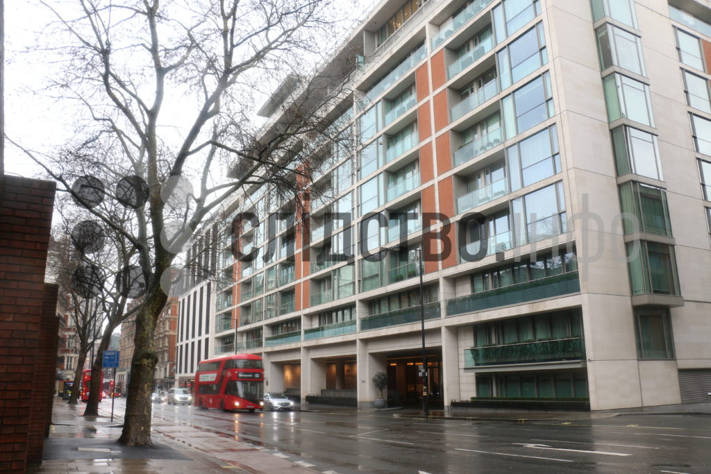 Документи з реєстру, які репортери показували консьєржів, свідчать, що в 2015 році тоді ще 22-річна Аня Ангерт купила квартиру на 4 поверсі будівлі зао більш ніж 1,7 млн ​​доларів і має у власності дві сусідні квартири, правда, ціна на них невідома