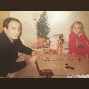 Вона іноді публікує старі фото з батьком, які підписує просто daddy cool ( «крутий тато»)