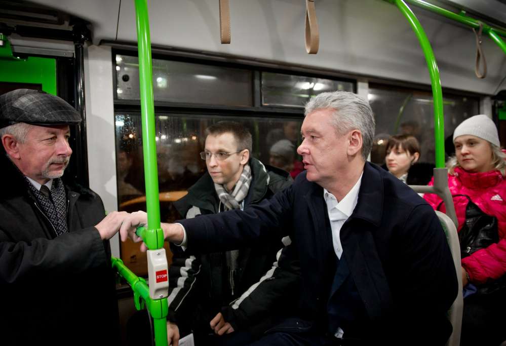 Щоб транспортний колапс, викликаний рясним снігопадом і ожеледицею, не повторилася в цьому році, відповідальні за стан доріг і організацію руху служби заздалегідь готуються до різних сценаріїв розвитку подій і навіть провели спільні навчання, під час яких пробку, що виникла через «навчального» ДТП , «розрулити» менш ніж за півгодини