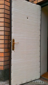 Для утеплення вхідних дверей раніше використовували вату