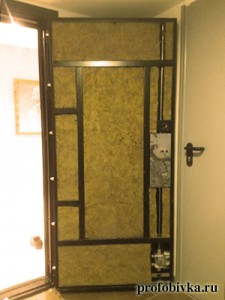 Більшість металевих дверей мають внутрішні порожнини, тому при утепленні таких дверей з'являється можливість використання інших видів теплоізолюючих матеріалів