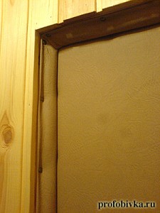 Найважливішим фактором утеплення вхідних дверей є герметизація дверного отвору