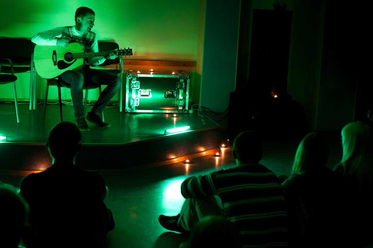 Потім Володимир Леонтьєв заспівав кілька душевних пісень з репертуару групи «Арія»