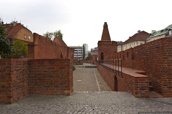 Відновлення йшло посиленими темпами, наспіх будувалися блокові будинки в стилі соцреалізму, тому більшість поляків Варшаву не люблять, кажуть, що вона сильно галаслива і сіра
