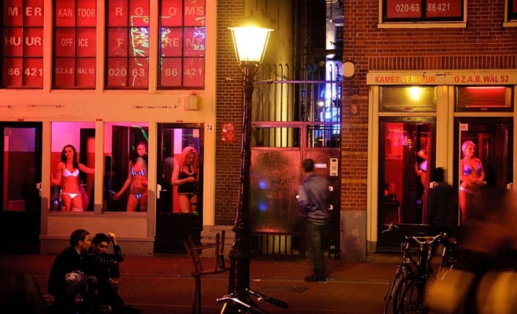 Квартал червоних ліхтарів в Амстердамі офіційно називається «Де Валлен»