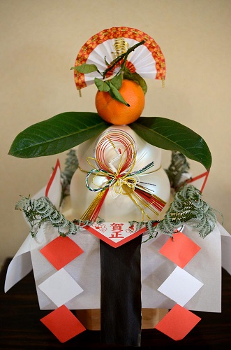 Пірамідки з рисових кульок моті - традиційне японське частування на Новий рік