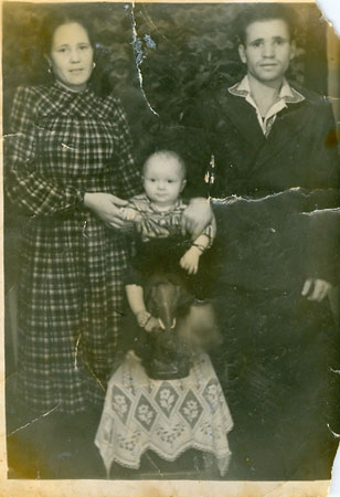 Найраніший знімок мами - зі мною і батьком, кінець 1951 року або початок тисяча дев'ятсот п'ятьдесят дві-го, м Краснотур'їнськ Свердловської області