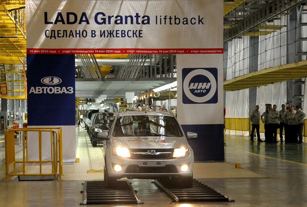 Решта машин - звичайні ліфтбек Lada Granta