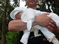 На передпліччі малюка також можна розташовувати головою в бік ліктя дорослого, і теж можна притримувати або не дотримуватися другою рукою