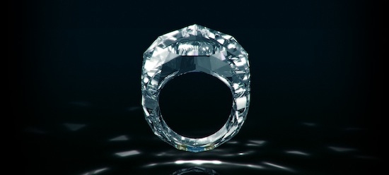 До теперішнього часу найрозкішнішими діамантовими кільцями вважалися 18-каратне прикраса королеви R'n'B Бейонсе, піднесене Джей-Зі на честь заручин, і кільце з 30-каратним діамантом, подароване Елізабет Тейлор Річардом Бартоном