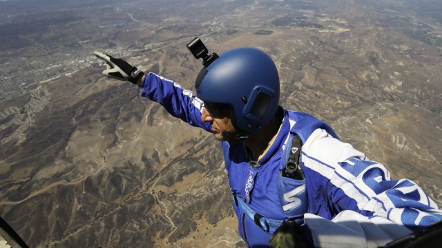 Коли два роки тому Люку Ейкинс запропонували стрибнути з 7-кілометрової висоти без парашута, він тільки посміявся