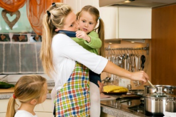 У числі найпоширеніших і зручних для домогосподарки професій - ті, в яких можна повноцінно розвиватися без шкоди для сім'ї і дітей