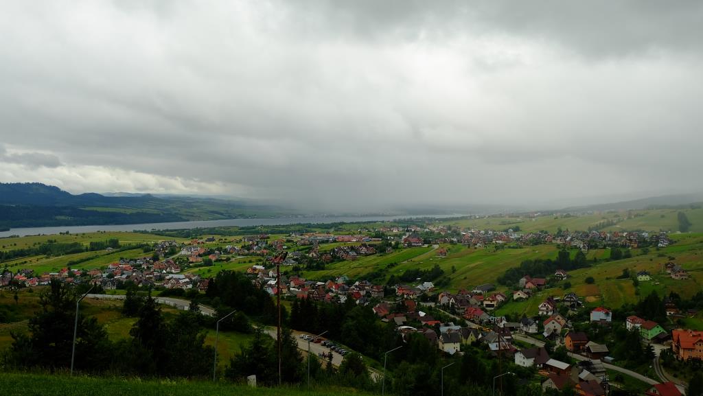 Вид з гори на Клюшковце і водосховище