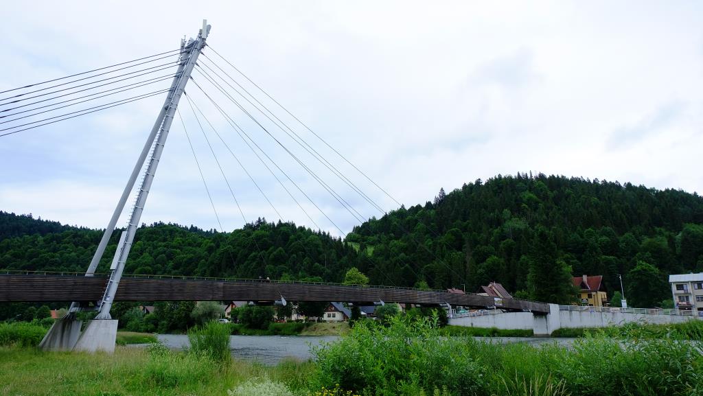 Пішохідний міст над Дунаіцем, праворуч Словаччина