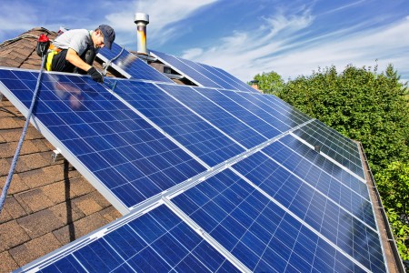 Сонячні батареї для опалення будинку своїми руками потрібно встановлювати в південній частині будинку, куди промені Сонця проникають безперешкодно