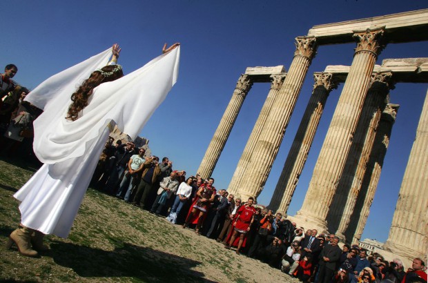 Вони навіть вважають, що Греція знаходиться під християнської окупацією і борються за повернення давніх традицій