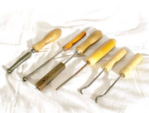 Допоміжними інструментами є пінцет, ножиці, кусачки, набір Булька (металеві кульки для додання обсягу пелюсток при виготовленні квітів), різці та ножі для гофрування, подушечки з гуми, волосінь товщиною 0,2-0,4 мм, довжиною 15- 25 см, або дріт таких же розмірів, пензлики, трафарети з картону або фольги