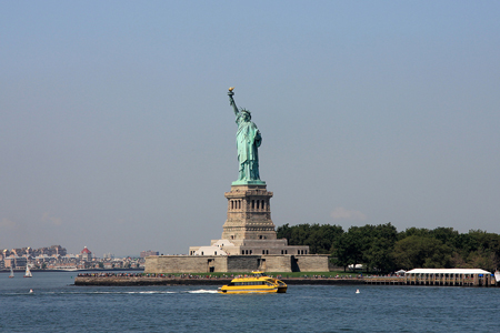 Визначна в ній тільки те, що за 20 хвилин шляху можна прекрасно насолодитися видом на південний Манхеттен і розглянути статую Свободи
