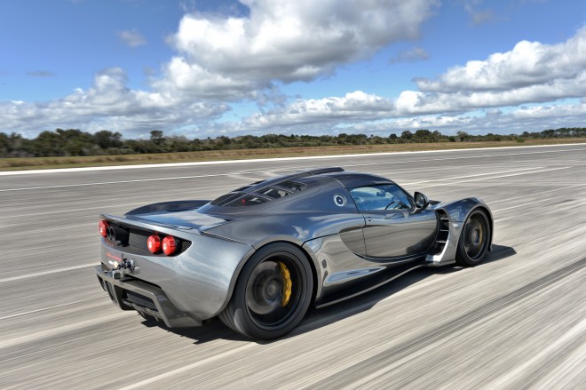 Hennessey Venom GT встановив рекорд швидкості для виробничого автомобіля після удару 270,49 миль / год на посадкову смугу космічного човника