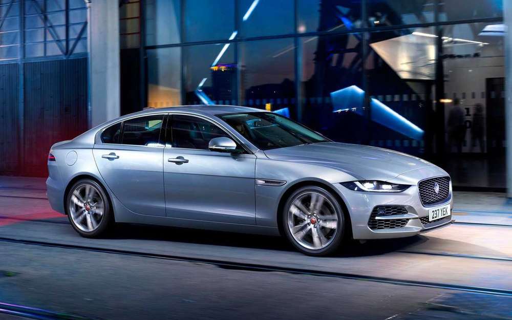Британський автовиробник Jaguar опублікував відео, що допомагає правильно влаштуватися за кермом автомобіля