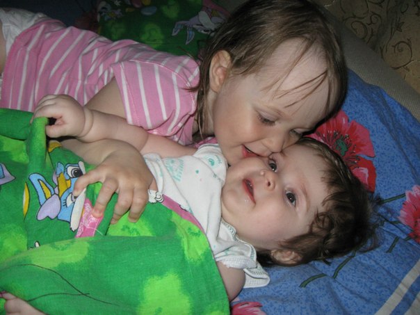 Коли розгорнули дитину, Олена полізла до неї цілуватися і обніматися, з легкістю поступилася їй своє ліжечко і принесла свої іграшки