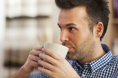 До побічних ефектів кофеїну відносяться нервозність, дратівливість,   безсоння   , Хронічні головні болі