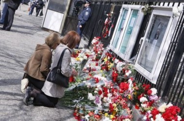 8 квітня 2011, 17:02 Переглядів:   На згадку про загиблих на борту польського Ту-154 люди несли до посольства квіти