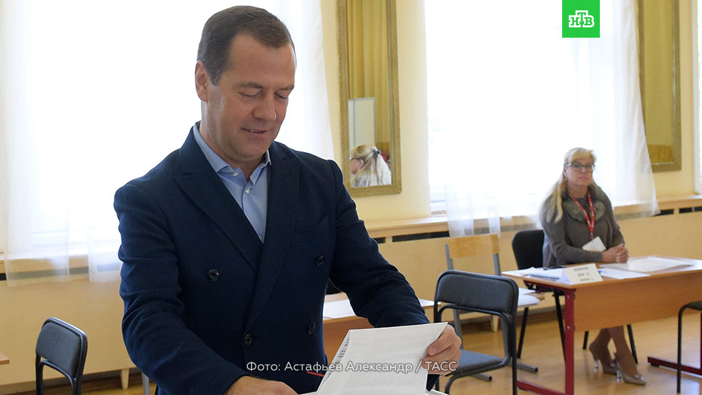 А Дмитро Медведєв разом з дружиною близько 14:00 проголосували на виборчій дільниці в Раменках, який розташовується в школі №1448 на вулиці Довженка