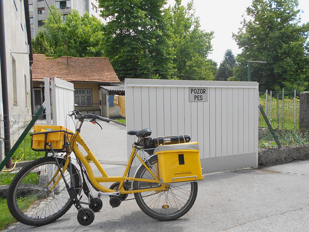 Міський автоматичний пункт прокату велосипедів Bicikelj   Навіть листоноші користуються велосипедами