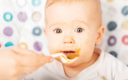 У такому віці малюк починає більше рухатися і витрачає більше енергії, тому йому необхідна більш калорійна їжа для поповнення енергетичних втрат