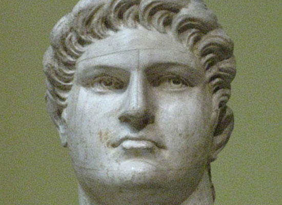 Імператор Нерон грав на скрипці, поки горів підпалений їм Рим