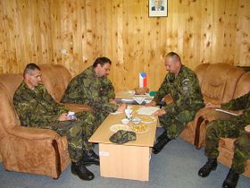 Павло Веселі (в центрі) та Йозеф Нейедли (праворуч) на території військової бази Шайковац (Фото: Архів Армії ЧР)   Характер місії чеських солдатів-миротворців з плином часу змінювався